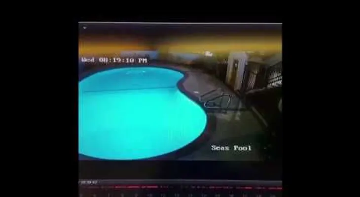 Escalofriante: un "youtuber" salta a una piscina y se fractura ambas piernas (VIDEO)