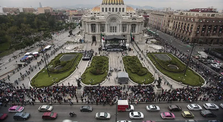 Mexicanos acuden al Palacio de Bellas para rendir tributo a Juan Gabriel