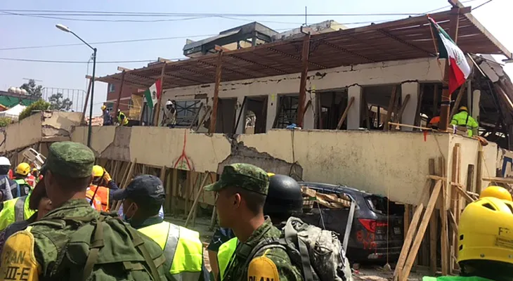 Rescatistas en México luchan contra reloj para salvar a una niña atrapada en los escombros de la escuela