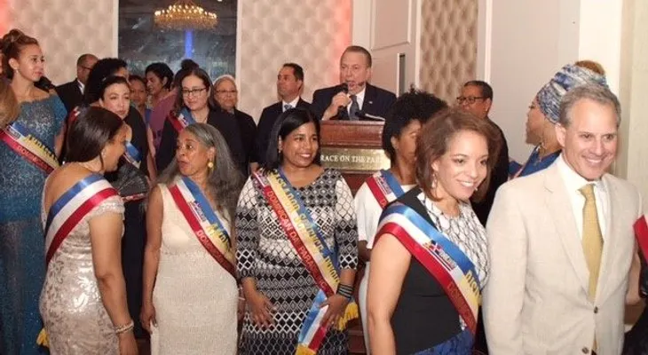El cónsul Eduardo Selman felicita a la directiva del Desfile Dominicano de Nueva York