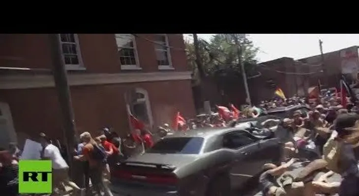 FUERTE VIDEO: Un auto arrasa a la multitud "a la manera del EI" en EE.UU.