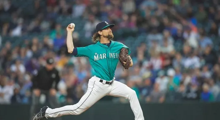 Encarnación limpia las bases, y lanzador de Seattle no puede ganar juego perfecto 