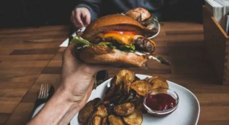 Científicos descubren por error medicamento que permitiría comer todo sin engordar