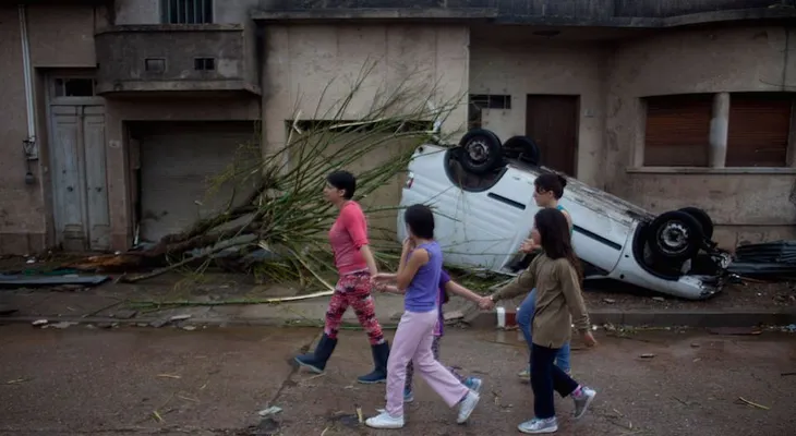 Dolores parece una zona de guerra tras el devastador tornado que golpeó esa localidad