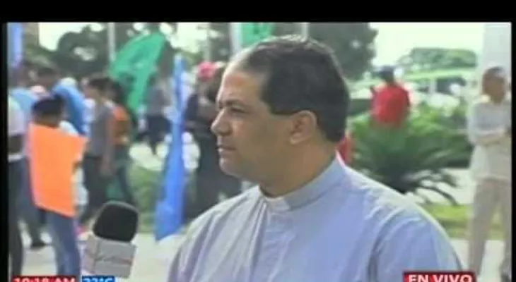Hombre se crucifica frente al Congreso contra el aborto
