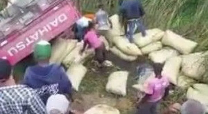Un hombre identificado como Diomedes Ramiro Martínez Liberato, muere al volcarse camión cargado de arroz