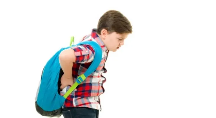El dolor de espalda no es tan común en niños: deberías atenderlo lo antes posible