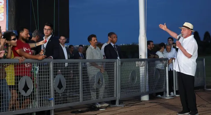 Lula lamenta la partida de Flávio Bolsonaro y afirma que pudo quedarse a desmentir las acusaciones