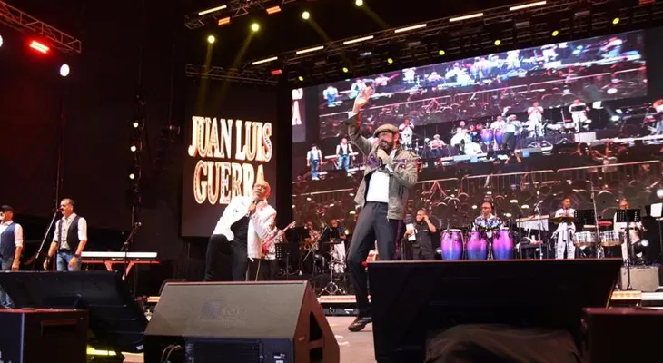 Ramón Orlando celebra sus 50 años de merengue ante un Estadio Olímpico repleto