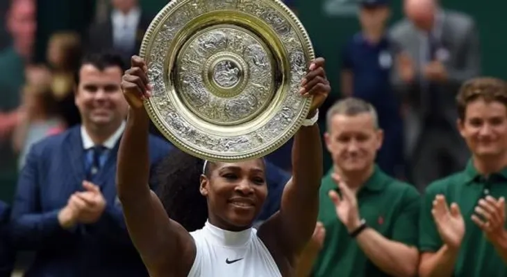 Serena vuelve a reinar en Wimbledon e iguala el récord de Graf