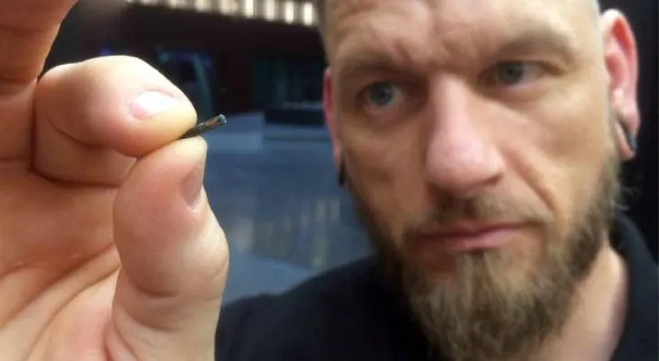 Microchip colocado por empresa a sus empleados; sirve como tarjeta electrónica, abrir puertas y operar impresoras