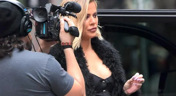 Khloé Kardashian y su foto navideña que trae a todos obsesionados