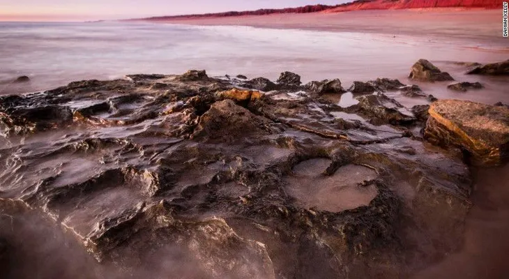 Encuentran la huella de dinosaurio más grande del mundo en el Jurassic Park de Australia