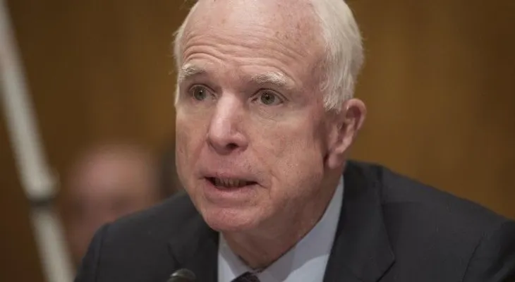 John McCain admite pasó documentos al FBI sobre alegado chantaje ruso a Donald Trump