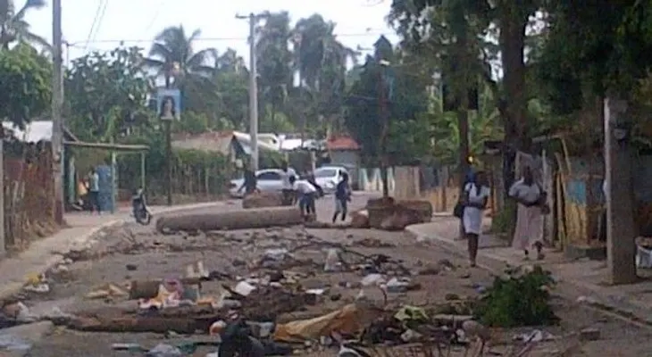Queman nenumáticos en comunidades en demanda de arreglo de calles