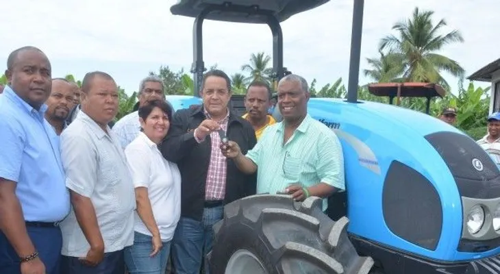 Gobierno entrega tractor a ganaderos de Azua, presidente cumple promesa