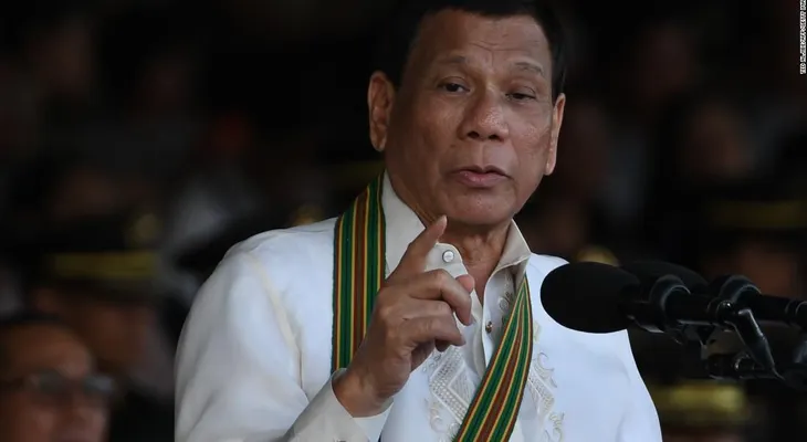 Presidente de Filipinas Rodrigo Duterte causa indignación tras beso "misógino"