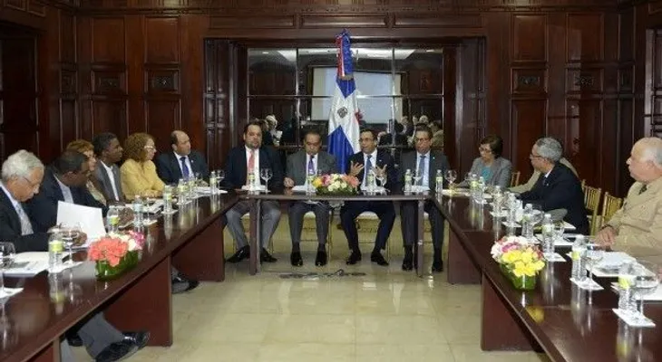 Navarro coordina con rectores universitarios red de mil voluntarios para cumbres