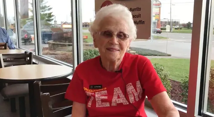 Tiene 94 años, festejó 44 de trabajo en McDonald s y no se quiere retirar
