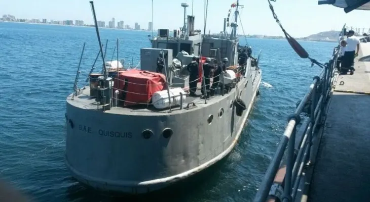 Armada de Ecuador envía barco con agua potable a zona más afectada por sismo