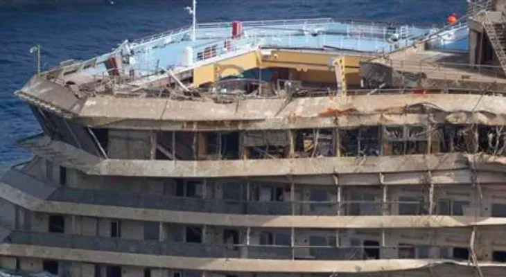El Costa Concordia finalmente queda enderezado