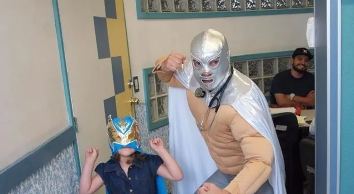 Lo que este superhéroe hace por los niños es Genial