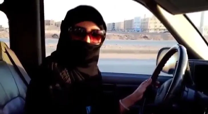 Arabia Saudita emite decreto permite a las  mujeres conducir