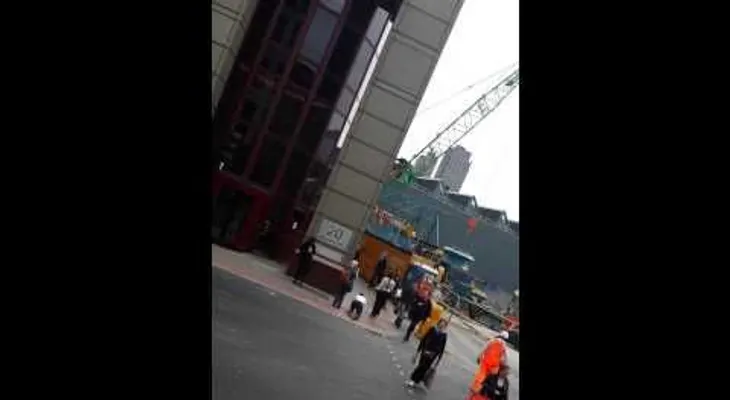 Mujer pasea su pareja en cuatro patas (VIDEO)