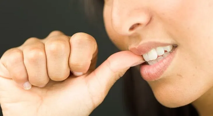 Los efectos peligrosos y perjudiciales de morderse las uñas