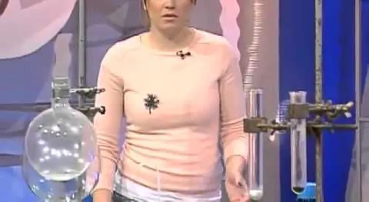 Conductora se desmaya en un programa en vivo (VIDEO)