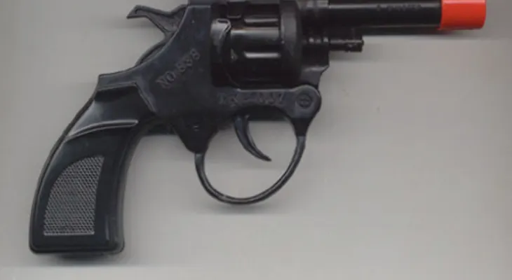 Hombre asalta con un arma de juguete a un menor y le roba RD$200