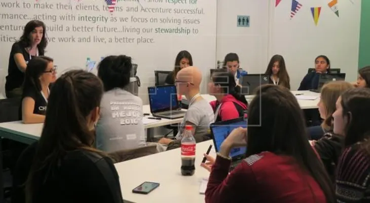 Adolescentes programan un futuro mejor; con aplicaciones móviles