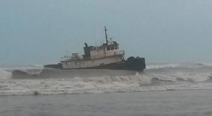 Dos barcos encallados en costa de Pedernales por efectos del huracán Matthew