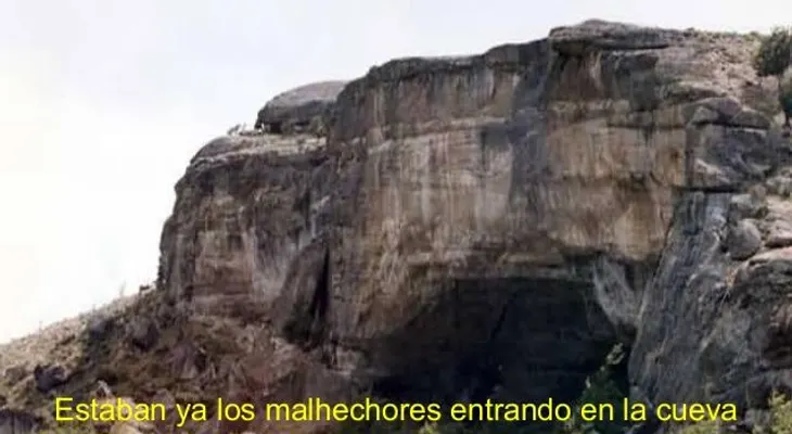 El muro frente a la cueva