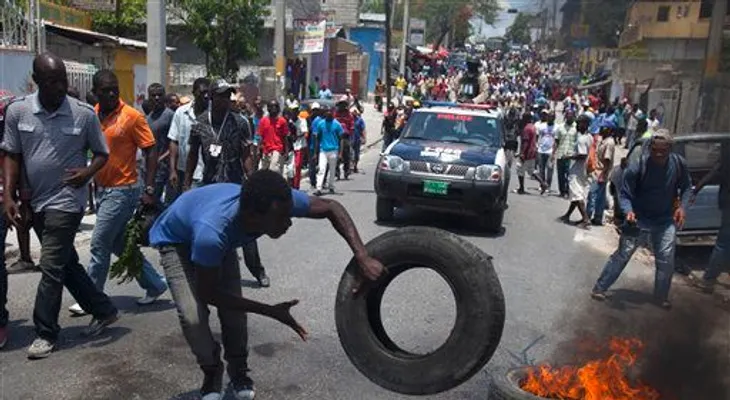 Miles marchan contra Martelly en Haití; los dispersan con gas
