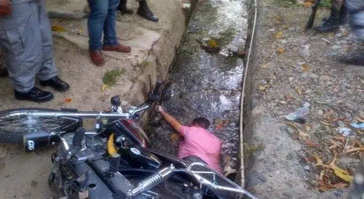 Hombre muere frente a su casa al caer de motocicleta en Mao
