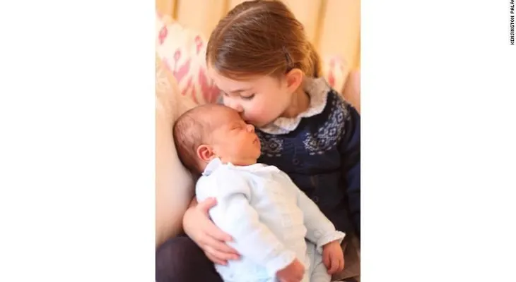 Muestran tiernas imágenes del príncipe Luis y la princesa Carlota tomadas por su madre