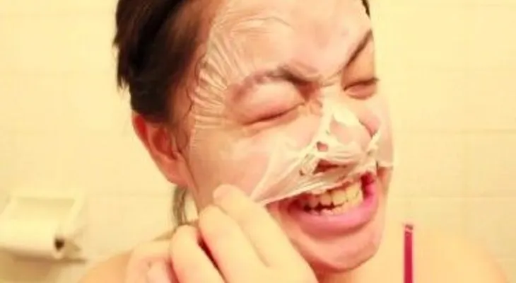 Ella cubrió su rostro con una máscara de proteína, y tuvo un resultado final impresionante 