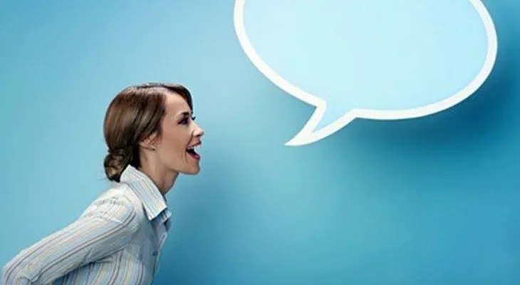 Personas que hablan solas se concentran más
