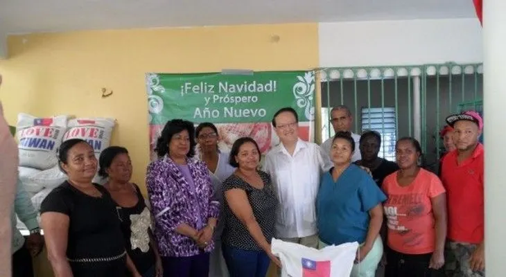 Embajador de Taiwán y presidenta del Senado entregan canastas a entidades