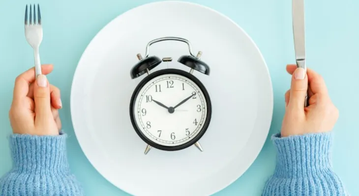 Expertos recomiendan desayunar a las 9 y cenar a las 4 pm