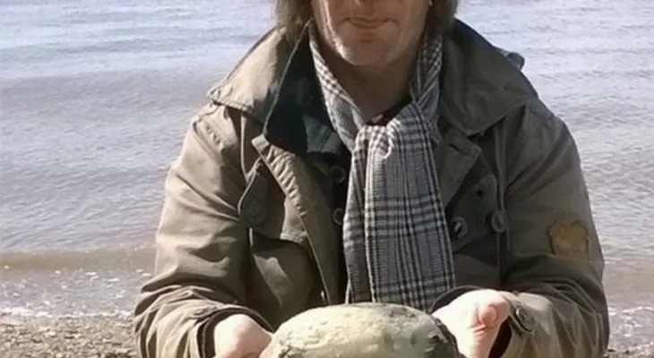 Esta pareja encontró algo muy extraño en la playa...