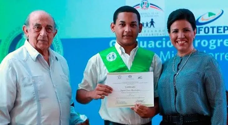 Vicepresidenta encabeza la graduación de 300 nuevos técnicos