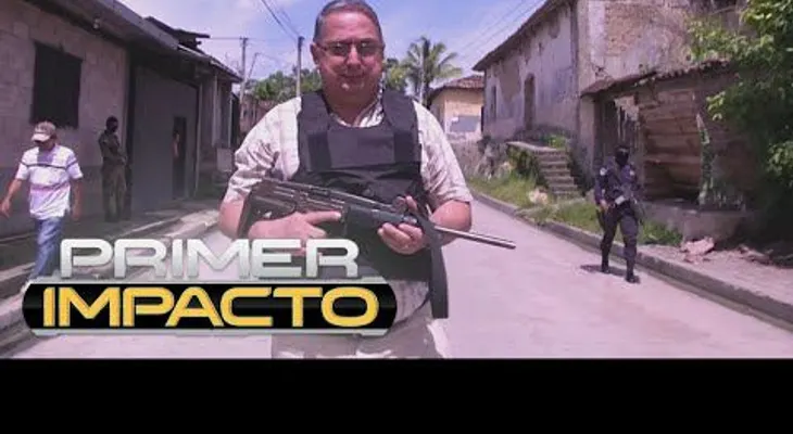 Alcalde en El Salvador sale a patrullar con ametralladora