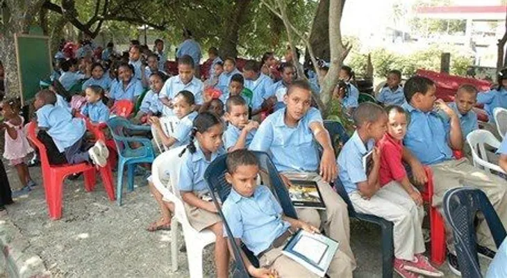 Liceo inicia docencia con carencia de baños, patio, y de otras necesidades