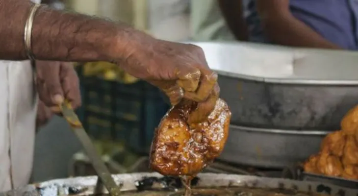 Video: Insólito: Mete sus manos en aceite a 200°C