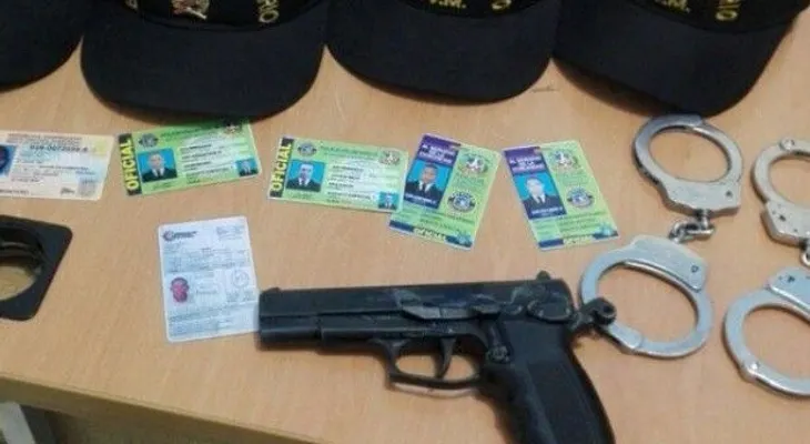 Detienen a 5 "policías comunitarios" con pertrechos y acreditaciones sin aval