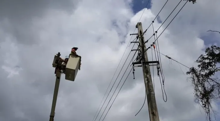Puerto Rico vuelve a tener electricidad casi un año después del huracán Maríaâ?¦ excepto por 25 clientes
