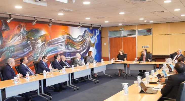 Valdez Albizu y ejecutivos sector bancario revisan el desempeño y perspectivas del sistema financiero
