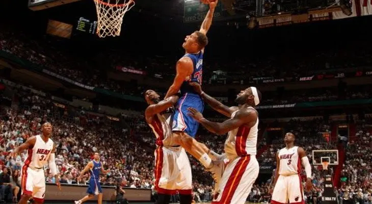 Video ? Brutal donqueo de Blake Griffin contra Bosh y Lebron